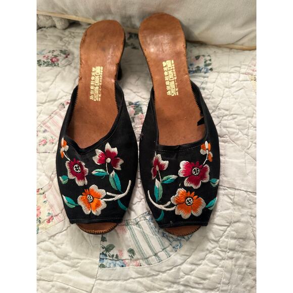 VINTAGE 1930's SHEUNG CHUK CHAI FLORAL EMBROIDERED SILK MULES/SLIDES 2" HEEL - Picture 2 of 9